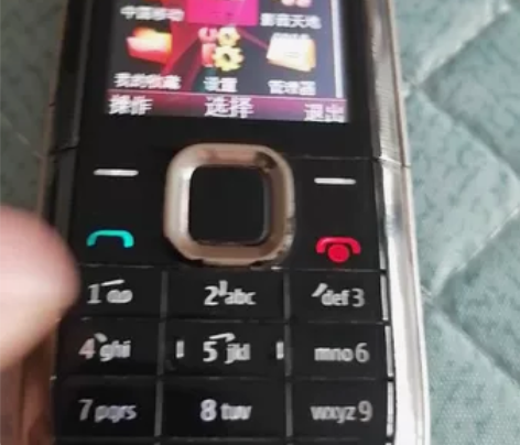 柜子里找到的诺基亚5132古董手机一台,是...