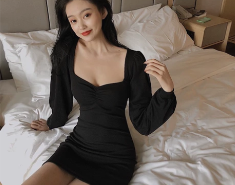 性感纯欲风修身黑色褶皱长袖连衣裙女早秋装方...