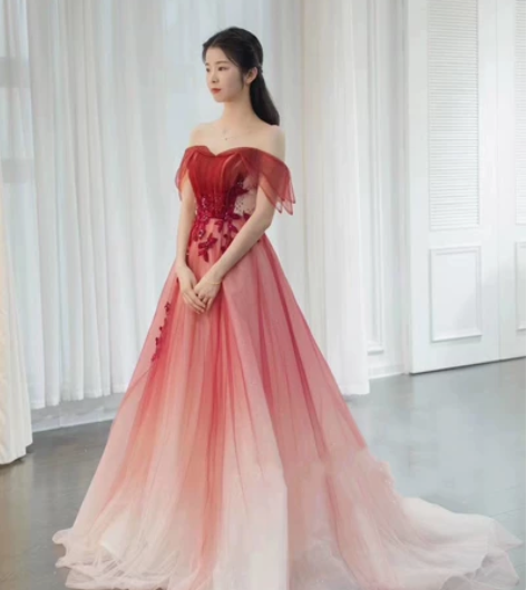 敬酒服红色礼裙，均码，一字肩荷叶边，腰部透...