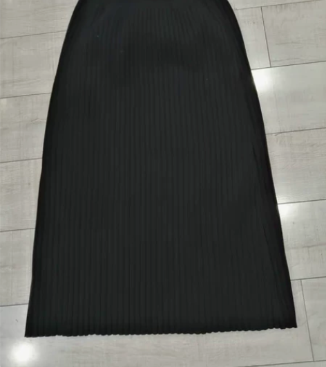 全新黑色针织毛线包臀裙子，裙长80厘米，适...