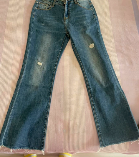 七分牛仔裤，蓝色牛仔裤，磨破做旧，M码。腰...
