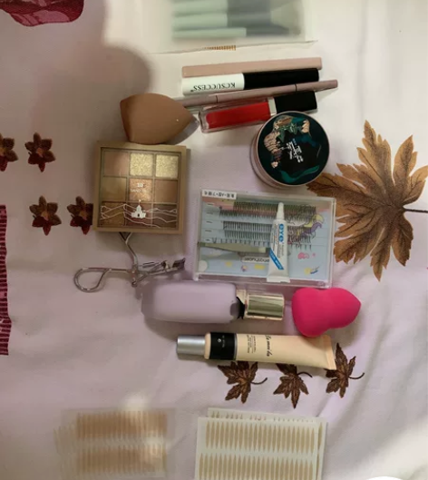 这里面有一袋化妆刷9.9元眼线笔19.9元...