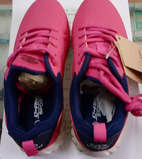 女士运动鞋 感兴趣的话点“我想要”和我私聊...
