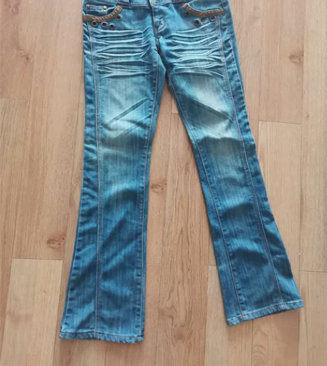 今年流行的微喇牛仔裤，做旧效果处理，28码...