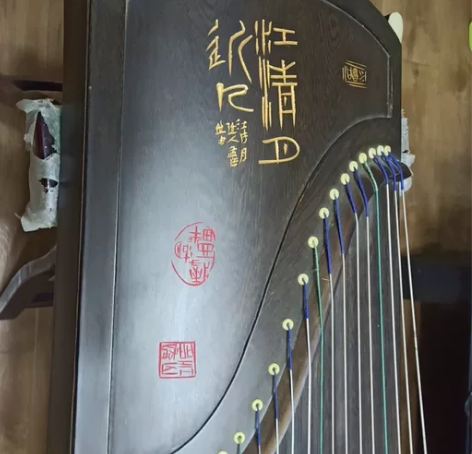古筝便宜处理，163得。支架也有，很新。孩...