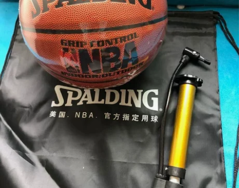 买一送三!全新包邮斯伯丁NBA篮球PU软皮...