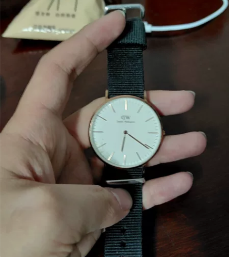 DW手表，正品，屏幕有轻微划痕 感兴趣的话...