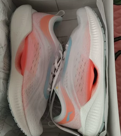 全新李宁超轻跑鞋 感兴趣的话点“我想要”和...