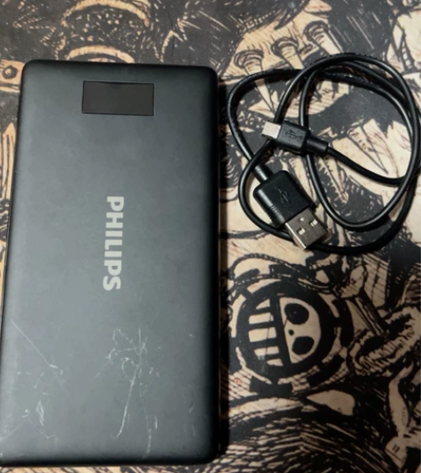 飞利浦10000mah充电宝，表壳八五新吧...