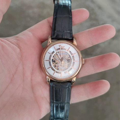正品阿玛尼镂空手表，原价3000多，证书包...