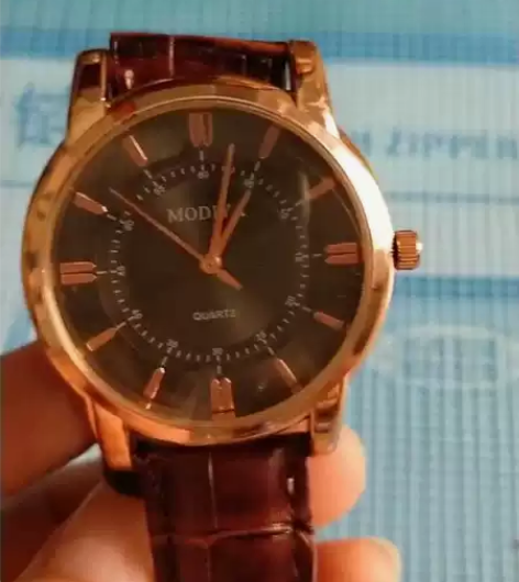 男装休闲石英电子表，全新带包装，放置时间久...