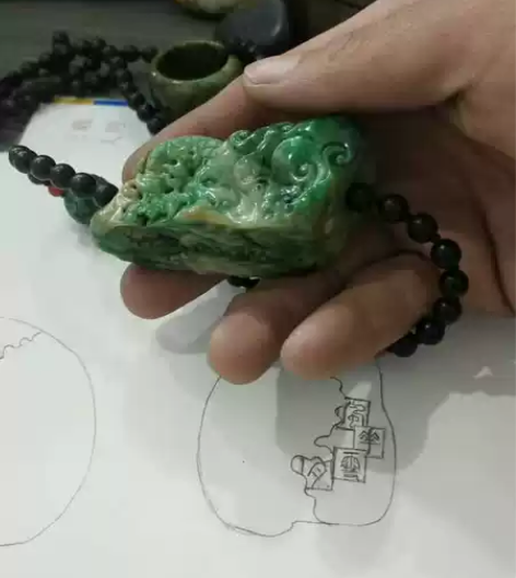 黄加绿特色翡翠盘龙勒子 大块头，灯光昏暗下...