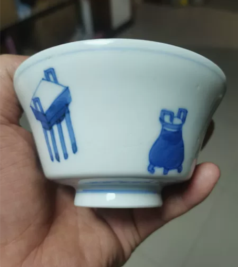 晚清青花博古清供盖碗，青花发色沉稳，底足干...