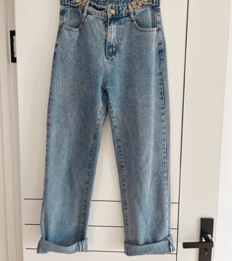 阔腿直筒牛仔裤L码 腰间有扣子可以调节腰围...