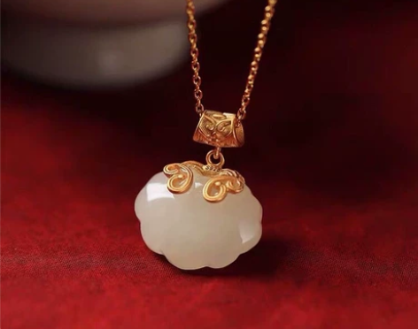 前男友妈妈送的项链，和田玉S925纯银吊坠...