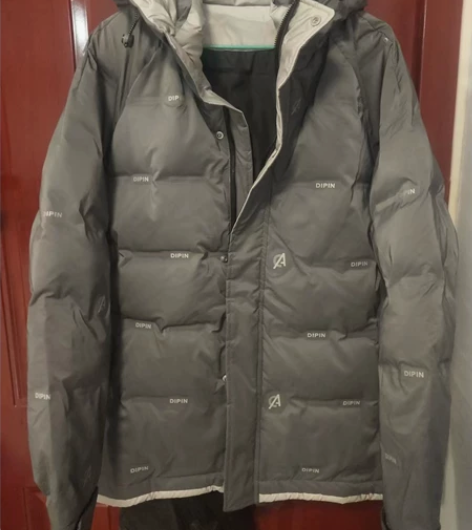 灰色男士羽绒服去年买的没穿,号码:5XL,...