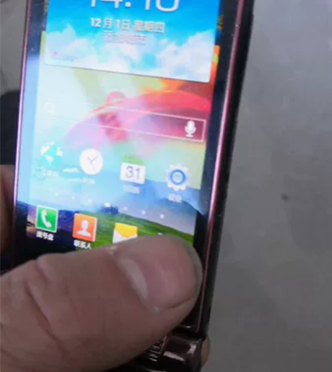 三星w2013完美手机，外表明显使用痕迹。...