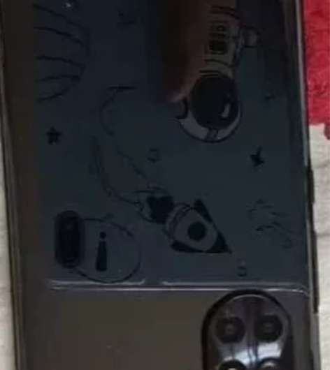 荣耀v40轻奢  买完无维修 屏幕轻微划痕...