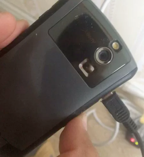 黑莓手机 具体型号忘记了，以前用过的，收拾...