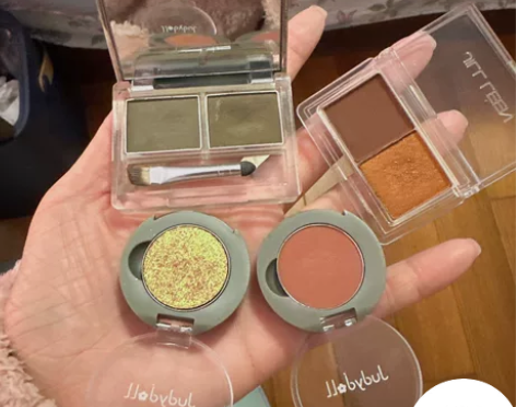 眉粉，眼影。一起出。15米。 感兴趣的话点...