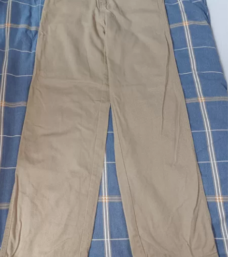 卡其色牛仔裤，全新，就开了个裤眼 2627...