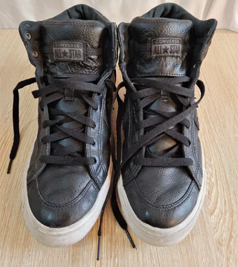 匡威正品，41.5码，8成新，纯皮板鞋脚瘦...