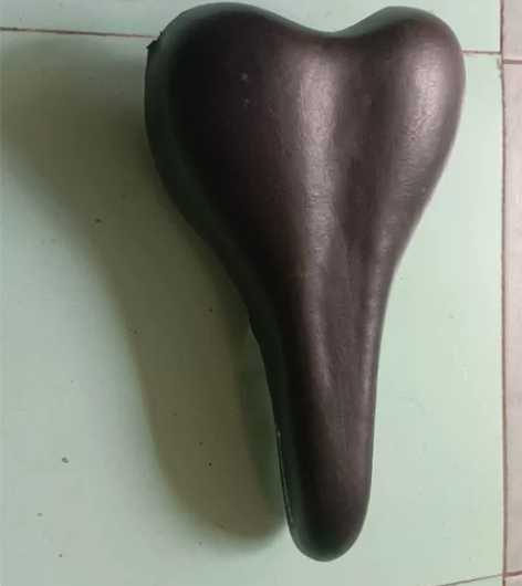 美利达自行车坐垫，有一点瑕疵，不影响使用，...