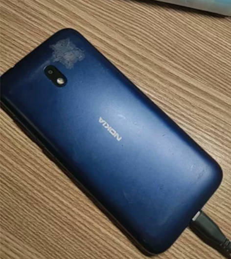 诺基亚手机，屏幕有条摔痕，不影响手机正常使...