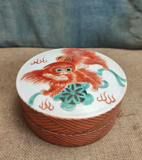 手绘红狮子文房印泥盒 包浆好描金完整350...