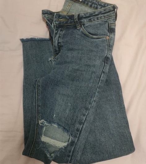 春秋款破洞小脚牛仔裤,买了以后没穿过几次就...