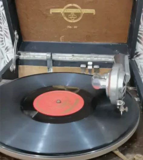 铁锚留声机品相如图，老品，不带唱片，喜欢私...