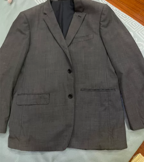 男士黑色西装上衣，大小为衣长82，胸围57...