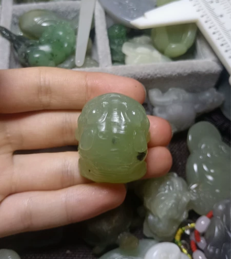 和田玉金蟾蛤蟆呱呱纯手工雕刻，金蟾挂坠配饰...