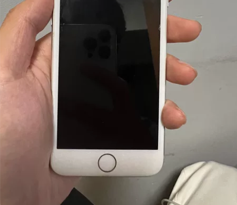 iPhone 8 64g 国行 柜子里翻出...