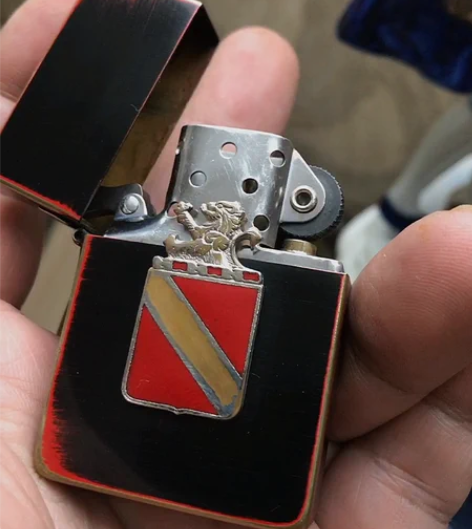 zippo红与黑 刚买不久没用过几次 对开...