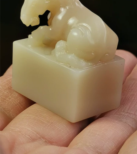 老挝飘红白冻战马纽 3.01长2.03宽3...