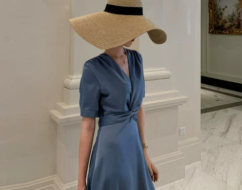 缎面v领气质连衣裙2020夏法式复古设计感...