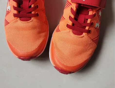 安德玛儿童运动鞋  尺码32，男女孩都可以...