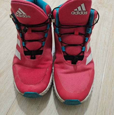 阿迪,二手物品,新旧如图,正品。 感兴趣的...