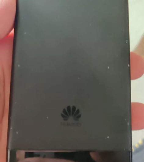 华为充电宝1万毫安，使用一年，有磕碰 感兴...