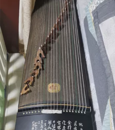 古筝，9成新。本地自提。 感兴趣的话点“我...