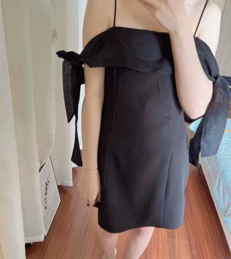 侧边绑带小黑裙，全新，适合100以内的亲，...