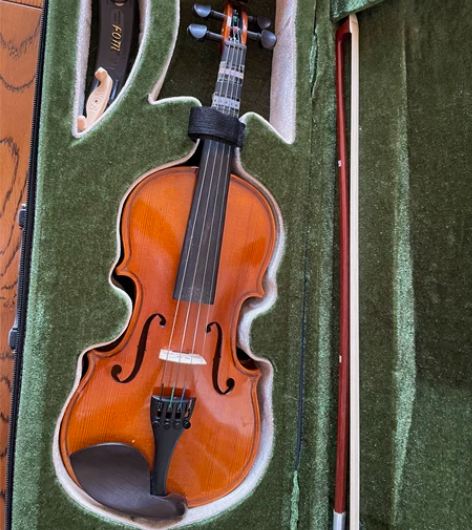 1/4幼儿园小朋友练习小提琴，小朋友长大了...