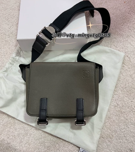 loewe男士斜挎胸包/腰包 大全套可以送...
