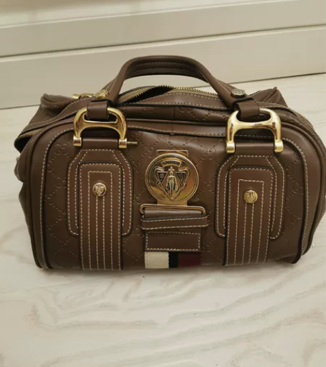 女士手提包，拉链坏了拉不上 品相很新，实拍...