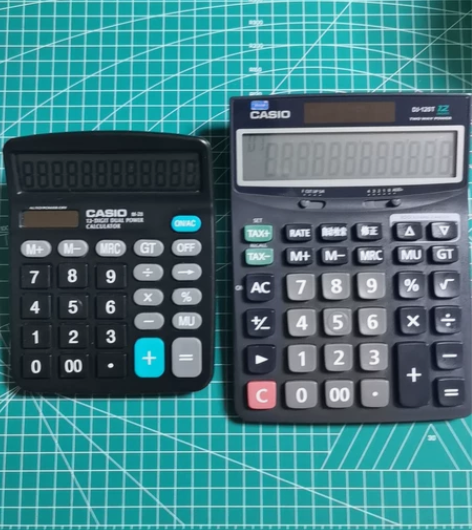 两只卡西欧桌面计算机。一只型号DJ＿120...