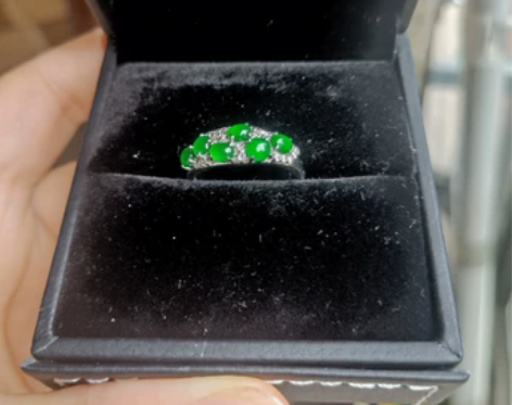 q1知翠珠宝18K白金镶冰浓阳绿蛋面戒指女...