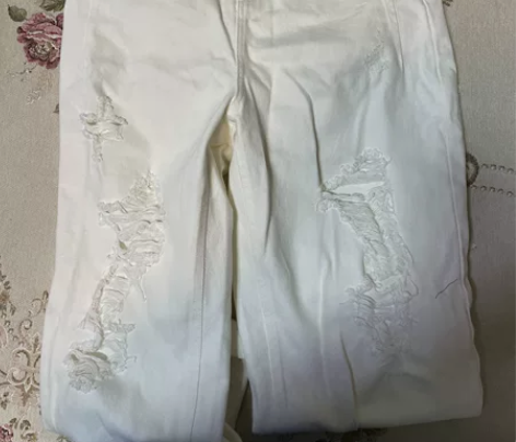 白色破洞牛仔裤 感兴趣的话点“我想要”和我...
