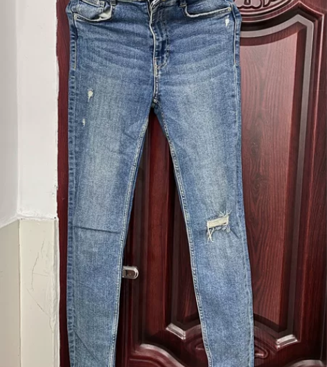 Zara女生牛仔破洞铅笔小脚裤8成新显腿瘦...