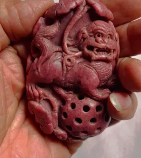 桃花玉雕狮子绣球把件 感兴趣的话点“我想要...